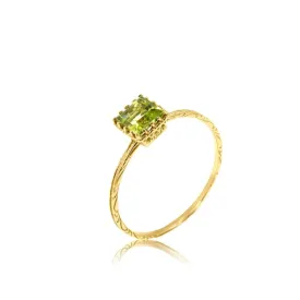 14K Yellow Gold Square Ring Inlaid With Peridot