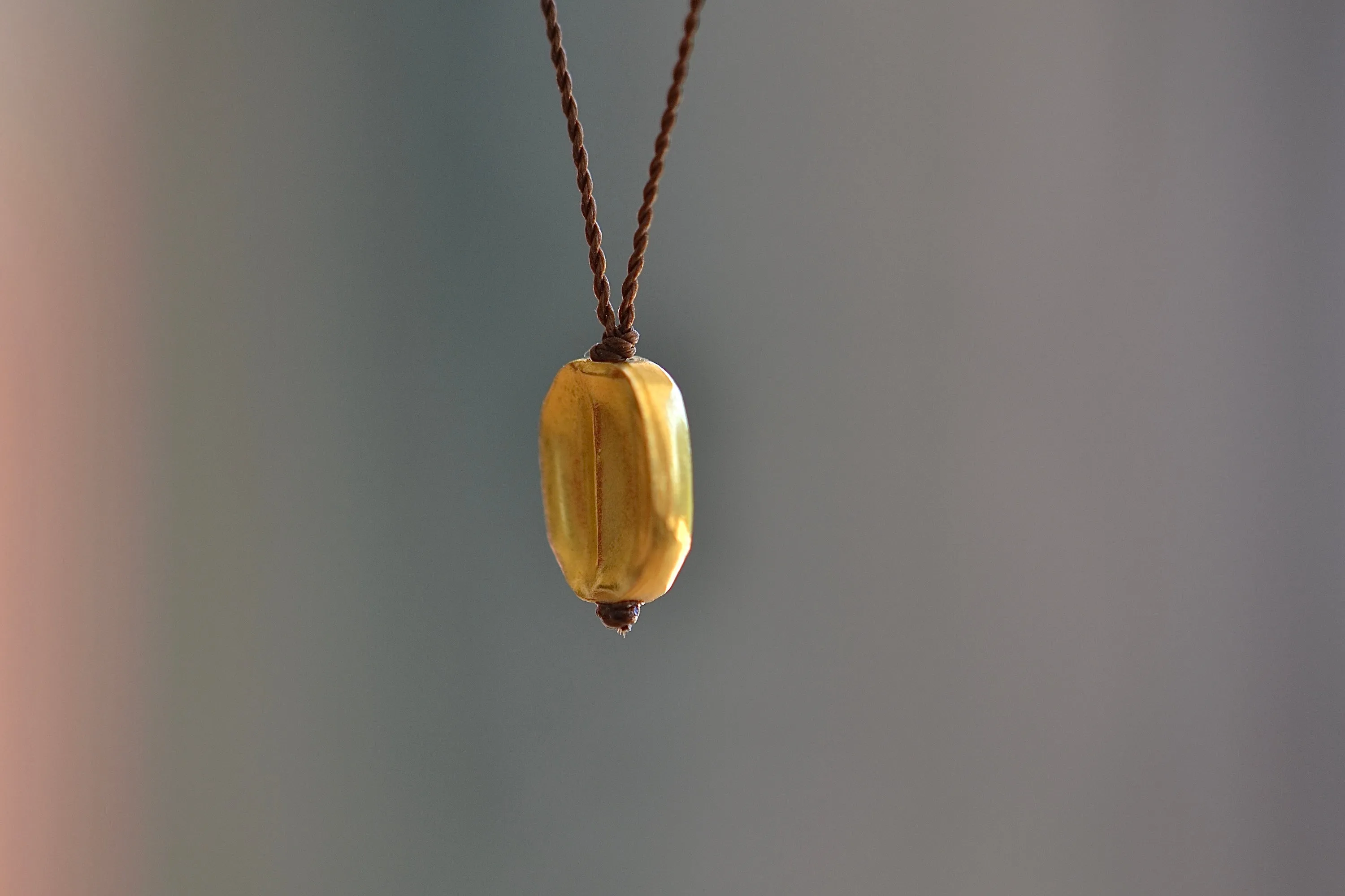 18K Gold Pendant Necklace - Elegant Seed Design for Women